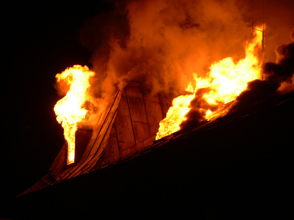 strecha rodinného domu v plameňoch